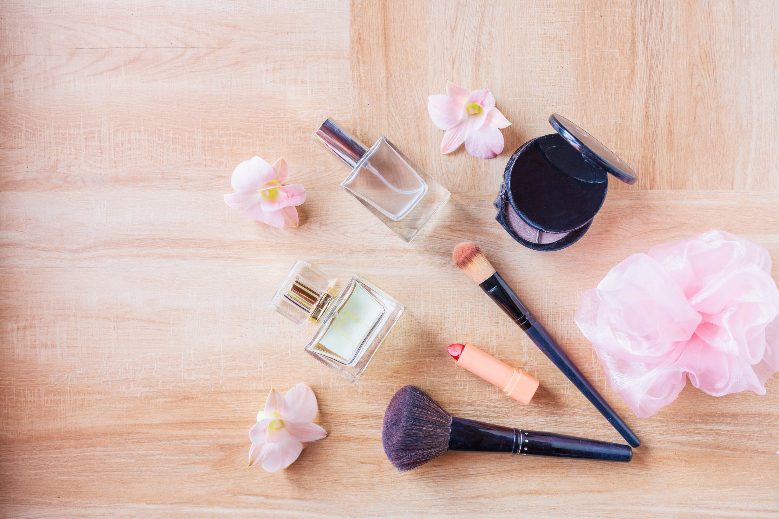 vecteezy Parfüm und Make-up Kosmetik auf hölzernen Hintergrund 6204631