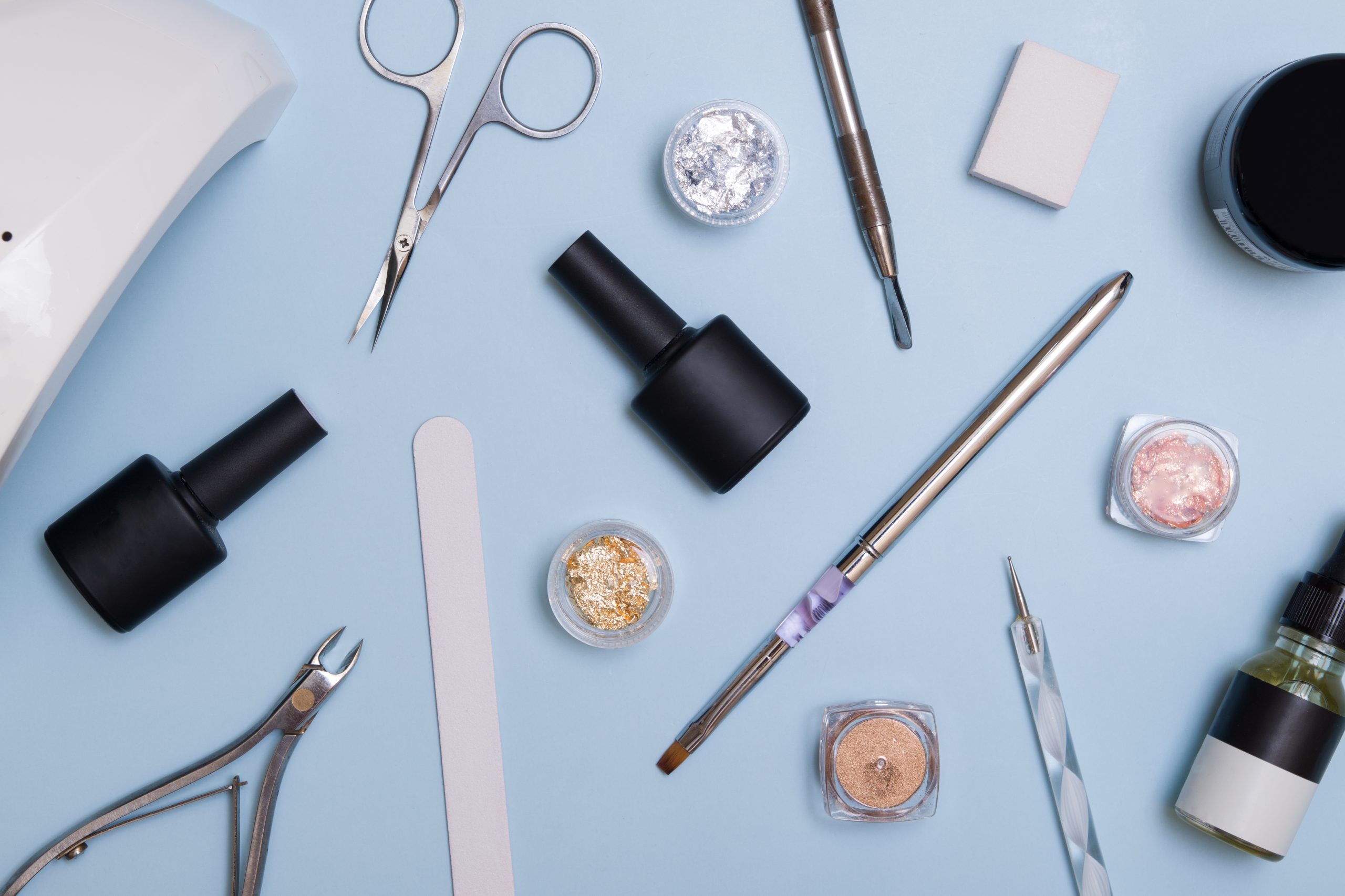 vecteezy Draufsicht auf Werkzeuge und Materialien für die moderne Maniküre und Nagelpflege 6995410